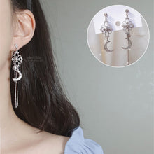 Load image into Gallery viewer, Art Nouveau Moon Earrings (Billlie Tsuki, Park Eunbin, Apink Eunji Earrings)