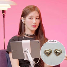 Load image into Gallery viewer, Gold Laced Hearts Earrings (G-idle Miyeon, IVE Yujin, Oh My Girl Seunghee, Arin, Hyojung Earrings)