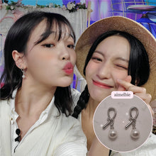 Load image into Gallery viewer, Daily Silver Ribbon Earrings (IVE Wonyoung, Yujin, STAYC Sieun, Oh My Girl Hyojung, Seunghee Earrings)