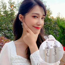 Load image into Gallery viewer, Art Nouveau Moon Earrings (Billlie Tsuki, Park Eunbin, Apink Eunji Earrings)