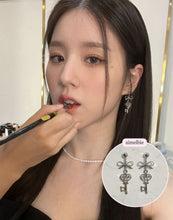 Load image into Gallery viewer, Sweet Silver Key Earrings (LOONA Heejin, Billlie Haruna Earrings)