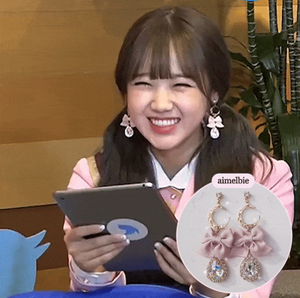 Rosequartz Moon Earrings (Kep1er Huening Bahiyyih, Weki Meki Yoojung Earrings)