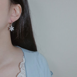 [Aespa Giselle, Kep1er Chaehyun Earrings] Diamond Petals Huggies Earrings - Silver