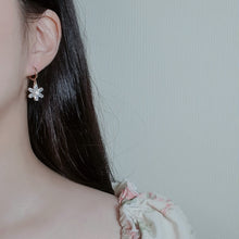 Load image into Gallery viewer, Diamond Petals Huggies Earrings - Gold