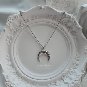 Upside Down Crescent Moon Pearl Layered Necklace - Silver (KISS OF LIFE Belle Necklace)