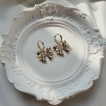 Load image into Gallery viewer, Adorable Ribbon Huggies Earrings - Gold
