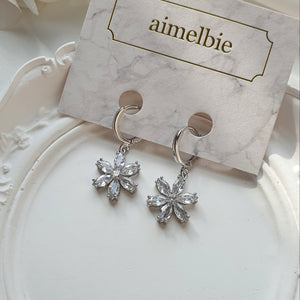 [Aespa Giselle, Kep1er Chaehyun Earrings] Diamond Petals Huggies Earrings - Silver