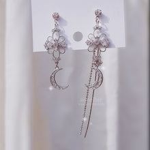 Load image into Gallery viewer, Art Nouveau Moon Earrings (Billlie Tsuki, Park Eunbin, Apink Eunji Earrings)