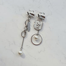 Load image into Gallery viewer, Roman Soldier &amp; Chain Earrings (Lightsum Huiyeon, Kara Heo Youngji Earrings)