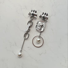 Load image into Gallery viewer, Roman Soldier &amp; Chain Earrings (Lightsum Huiyeon, Kara Heo Youngji Earrings)