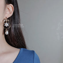 Load image into Gallery viewer, Gold Daisy and Ribbon Earrings