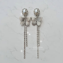 Load image into Gallery viewer, Urban Chic Butterfly Earrings (Kep1er Yeseo, LOONA Yves, Dreamcatcher Yoohyeon, Jiyu Earrings)