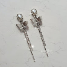 Load image into Gallery viewer, Urban Chic Butterfly Earrings (Kep1er Yeseo, LOONA Yves, Dreamcatcher Yoohyeon, Jiyu Earrings)