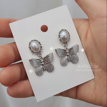 Load image into Gallery viewer, Urban Chic Butterfly Earrings (Kep1er Yeseo, LOONA Yves, Dreamcatcher Yoohyeon, Jiyu Earrings)