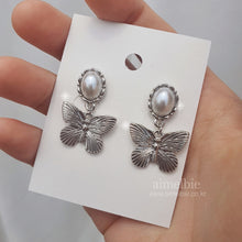 Load image into Gallery viewer, Urban Chic Butterfly Earrings (Kep1er Yeseo, LOONA Yves, Dreamcatcher Yoohyeon, Jiyu Earrings)