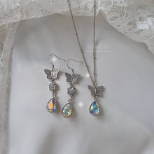 Load image into Gallery viewer, Dreamy Butterfly Semi-Choker Necklace - Rainbow (STAYC Isa, STAYC Seeun, Sejeong Kim, Oh My Girl Jiho Necklace)