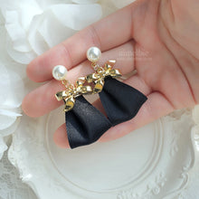 Load image into Gallery viewer, Parisienne Earrings - Black (Han Jihyun, CSR Sua Earrings)