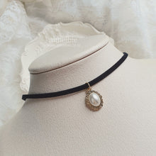 Load image into Gallery viewer, Antique Oval Choker - Pearl (Gold ver.)