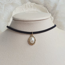 Load image into Gallery viewer, Antique Oval Choker - Pearl (Gold ver.)