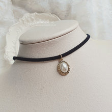 Load image into Gallery viewer, Antique Oval Choker - Pearl (Gold ver.)