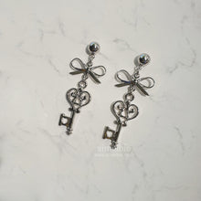 Load image into Gallery viewer, Sweet Silver Key Earrings (LOONA Heejin, Billlie Haruna Earrings)