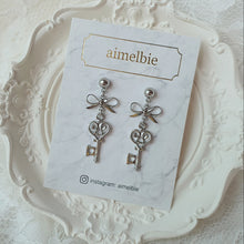 Load image into Gallery viewer, Sweet Silver Key Earrings (LOONA Heejin, Billlie Haruna Earrings)
