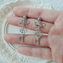 Load image into Gallery viewer, Sweet Silver Key Earrings (LOONA Heejin, Billlie Haruna Earrings)