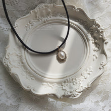 Load image into Gallery viewer, Antique Oval Choker - Pearl (Gold ver.)