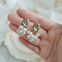 Load image into Gallery viewer, Pearl Bouquet Earrings - Modern ver.