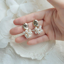 Load image into Gallery viewer, Pearl Bouquet Earrings - Modern ver.