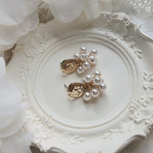 Load image into Gallery viewer, Pearl Bouquet Earrings - Modern ver.
