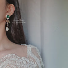 Load image into Gallery viewer, Emerald Royal Ribbon Earrings (TWICE Dahyun Earrings)