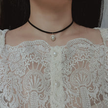 Load image into Gallery viewer, Antique Oval Choker - Pearl (Gold ver.)