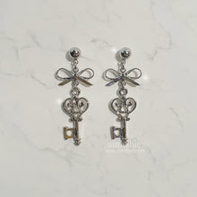 Load image into Gallery viewer, Sweet Silver Key Earrings (LOONA Heejin, Billlie Haruna Earrings)