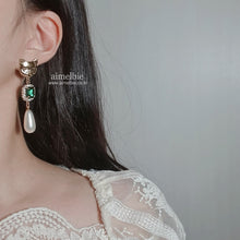 Load image into Gallery viewer, Melbie The Cat Series - Emerald Square and Pearls Earrings