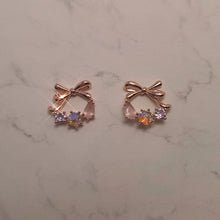 Load image into Gallery viewer, Petit Ribbon Wreath Earrings - Rosegold