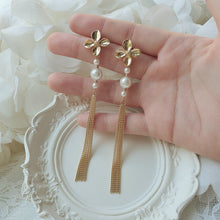 Load image into Gallery viewer, Longdrop Golden Flower Earrings
