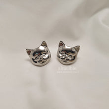 Load image into Gallery viewer, Melbie The Cat Series - Cat Face Earrings (Silver) (Red Velvet Joy, VIVIZ Sinb Earrings)