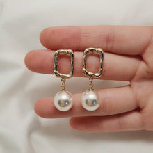 Load image into Gallery viewer, Judy Earrings - Gold (VIVIZ Sinb, Kep1er Xiaoting Earrings)