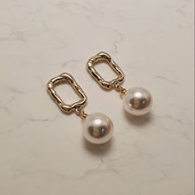 Load image into Gallery viewer, Judy Earrings - Gold (VIVIZ Sinb, Kep1er Xiaoting Earrings)