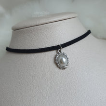 Load image into Gallery viewer, Antique Oval Choker - Pearl (Silver ver.) (VIVIZ Eunha, Woo!ah! Nana Necklace)