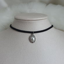 Load image into Gallery viewer, Antique Oval Choker - Pearl (Silver ver.) (VIVIZ Eunha, Woo!ah! Nana Necklace)