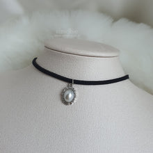 Load image into Gallery viewer, Antique Oval Choker - Pearl (Silver ver.) (VIVIZ Eunha, Woo!ah! Nana Necklace)