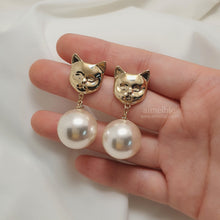 Load image into Gallery viewer, Melbie The Cat Series - Big Pearl Earrings (Gold ver.)