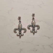 Load image into Gallery viewer, Fleur-de-lis Earrings