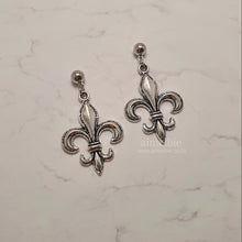 Load image into Gallery viewer, Fleur-de-lis Earrings