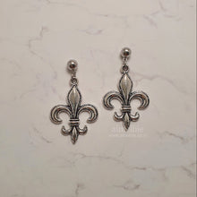 Load image into Gallery viewer, Fleur-de-lis Earrings