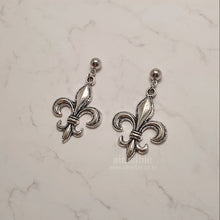 Load image into Gallery viewer, Fleur-de-lis Earrings