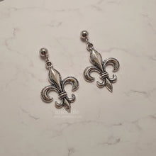 Load image into Gallery viewer, Fleur-de-lis Earrings