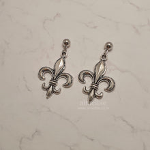 Load image into Gallery viewer, Fleur-de-lis Earrings